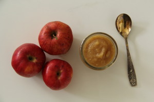 Homemade healthy cinnamon and spice applesauce