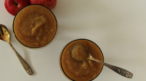 Homemade healthy cinnamon and spice applesauce